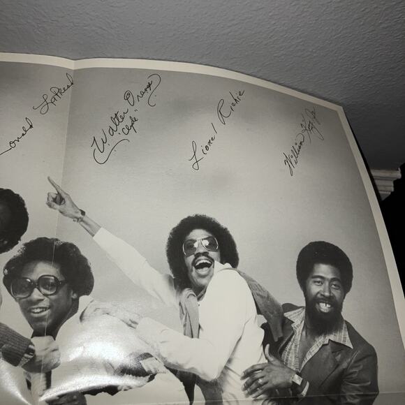 Vinyl Record Commodores Self Titled With Poster Signed Fascimile M88451 Motown - Picture 11 of 12